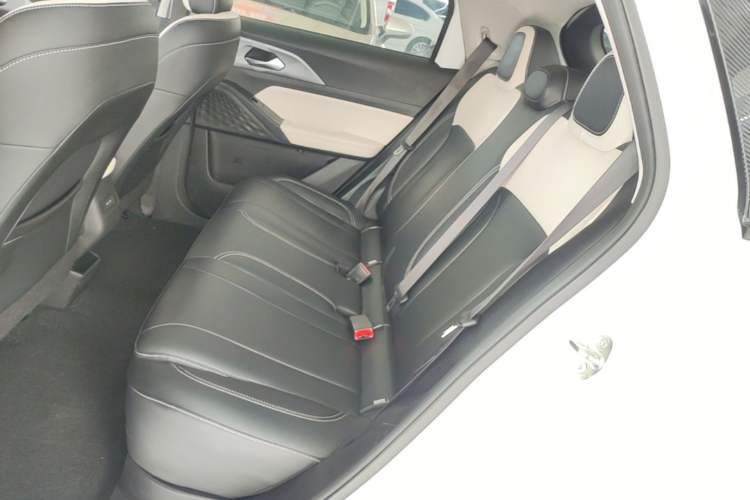 Used Geometry E Firefly 2024 401km Starlight Left Rear Seat