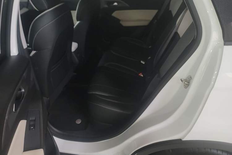 Used Geometry E Firefly 2024 401km Starlight Left Rear Seat