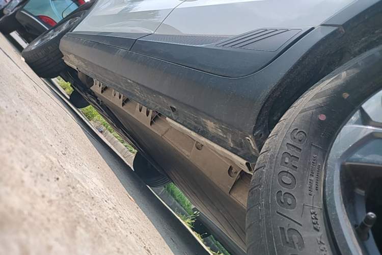 Used Geometry E Firefly 2024 301km Starlight Left Side Sill
