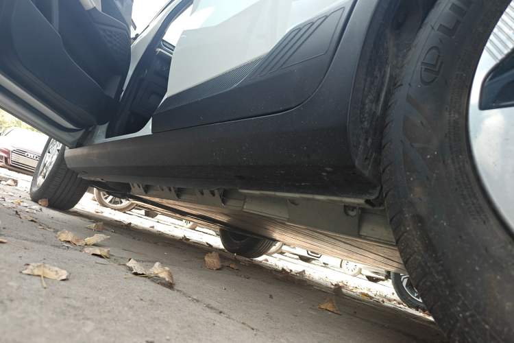 Used Geometry E Firefly 2024 301km Flowing Light Left Side Sill