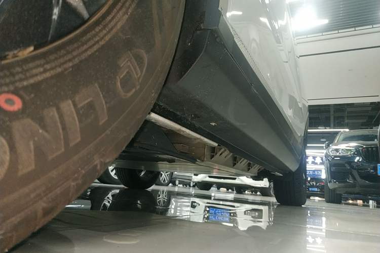 Used Geometry E Firefly 2024 401km Starlight Left Side Sill