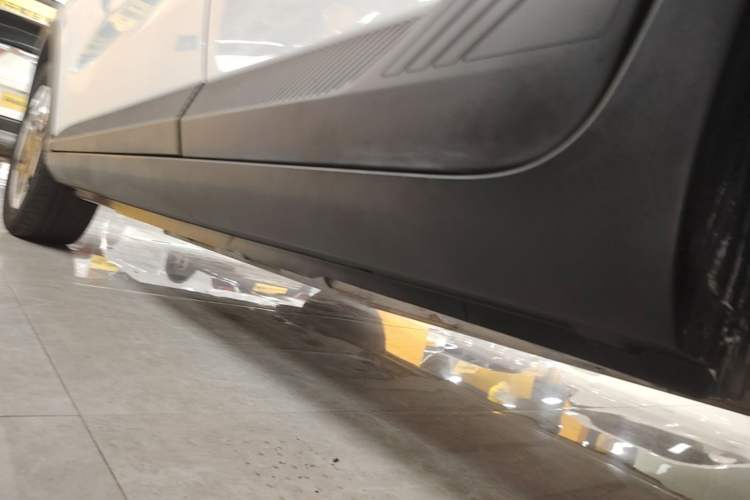 Used Geometry E Firefly 2024 301km Flowing Light Left Side Sill