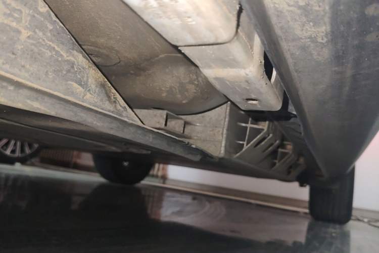 Used Geometry E Firefly 2024 401 km Fluorescent Left Side Sill
