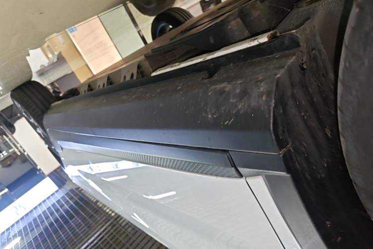 Used Geometry E Firefly 2024 401 km Fluorescent Left Side Sill