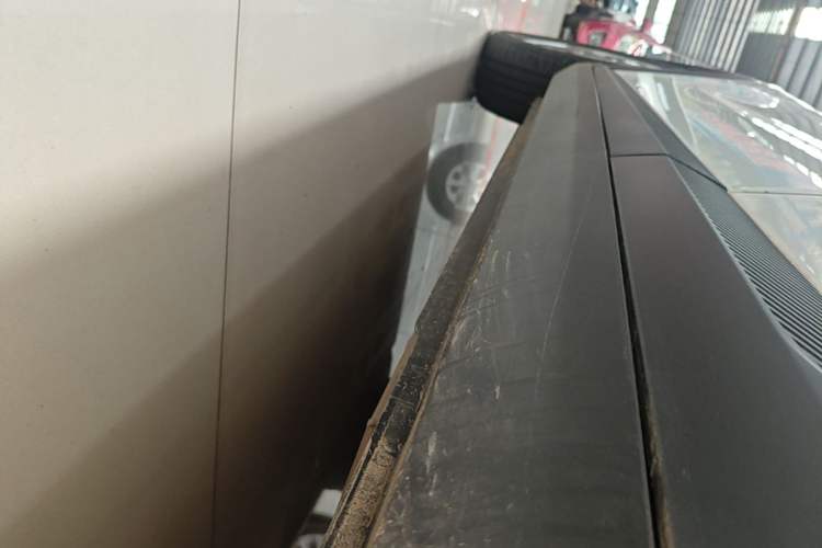 Used Geometry E Firefly 2024 301km Flowing Light Left Side Sill