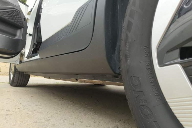 Used Geometry E Firefly 2024 301km Flowing Light Left Side Sill