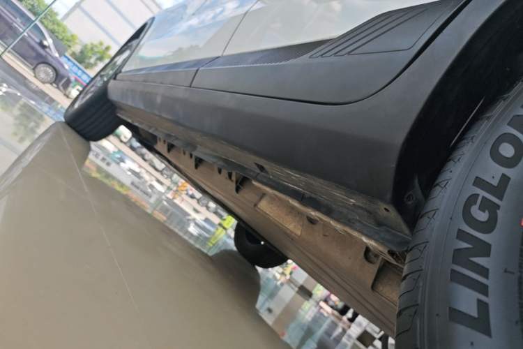 Used Geometry E Firefly 2024 301km Starlight Left Side Sill