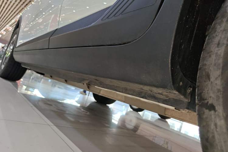Used Geometry E Firefly 2024 301km Flowing Light Left Side Sill