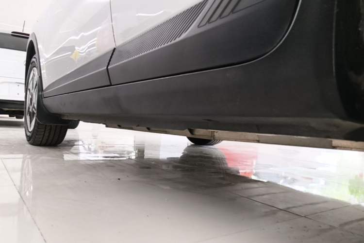 Used Geometry E Firefly 2024 301km Starlight Left Side Sill