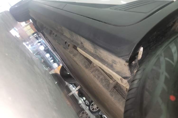 Used Geometry E Firefly 2024 401km Starlight Left Side Sill