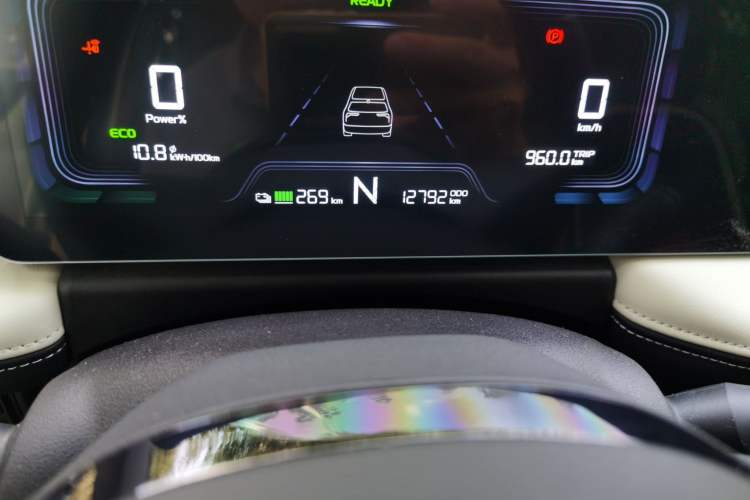 Used Geometry E Firefly 2024 301km Flowing Light Odometer Close Up
