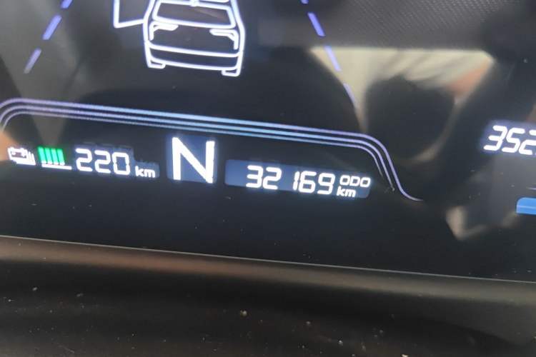 Used Geometry E Firefly 2024 301km Flowing Light Odometer Close Up