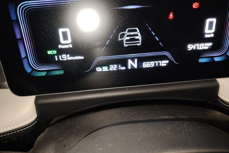 Used Geometry E Firefly 2024 301km Flowing Light Odometer Close Up