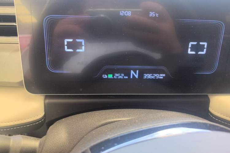 Used Geometry E Firefly 2024 301km Flowing Light Odometer Close Up
