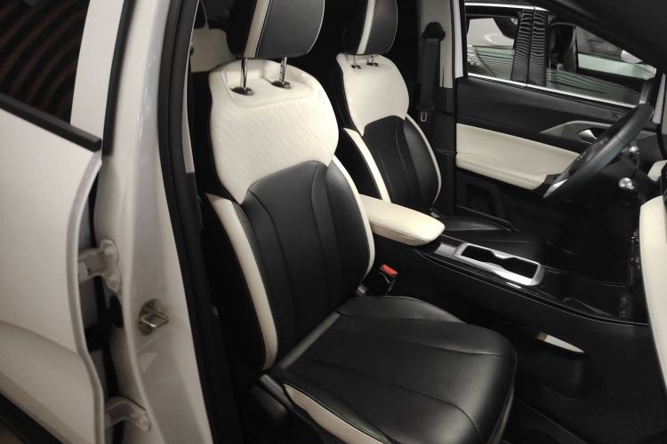 Used Geometry E Firefly 2024 301km Starlight Right Front Seat