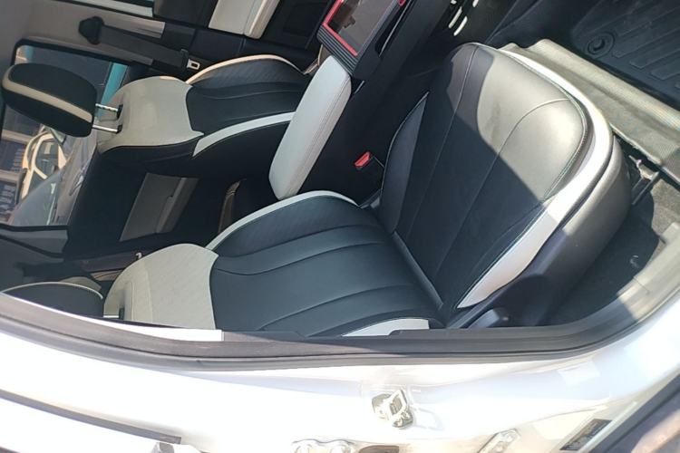 Used Geometry E Firefly 2024 301km Starlight Right Front Seat