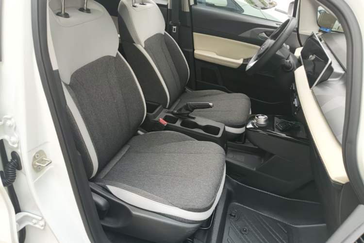 Used Geometry E Firefly 2024 301km Flowing Light Right Front Seat