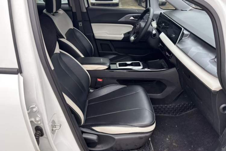 Used Geometry E Firefly 2024 301km Starlight Right Front Seat
