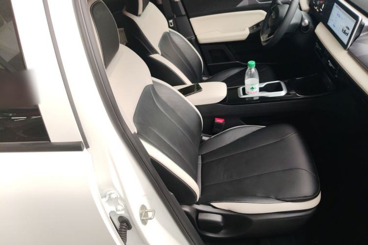 Used Geometry E Firefly 2024 301km Starlight Right Front Seat