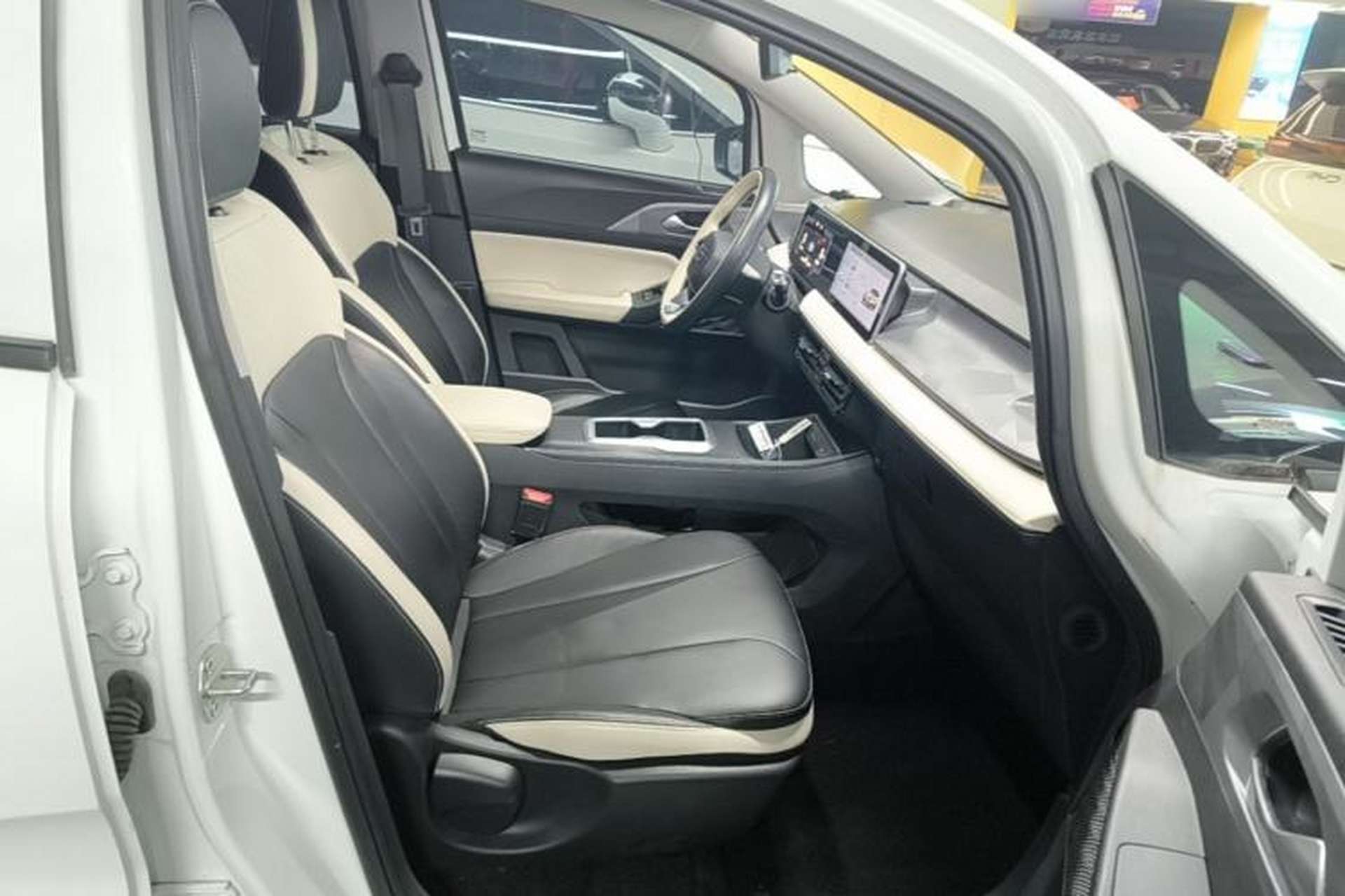 Used Geometry E Firefly 2024 401 km Fluorescent Right Front Seat