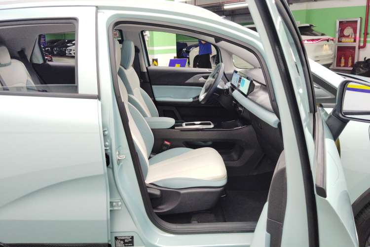 Used Geometry E Firefly 2024 401 km Fluorescent Right Front Seat