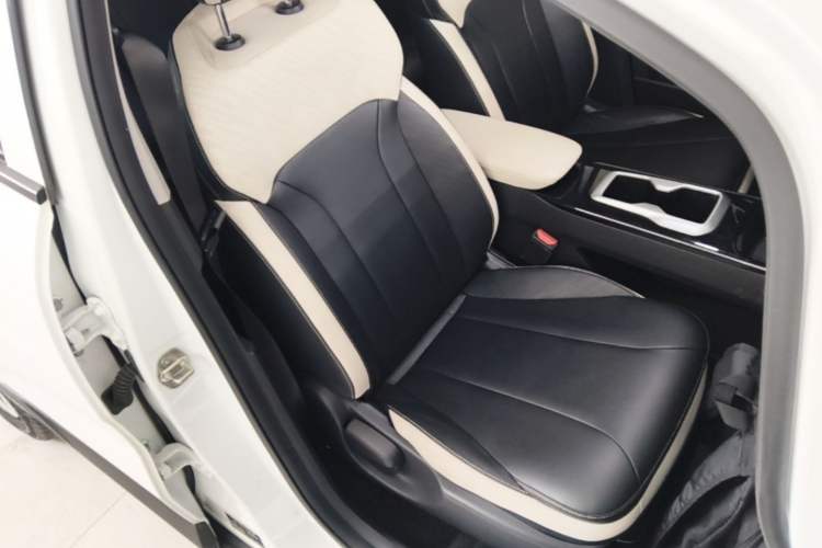 Used Geometry E Firefly 2024 301km Starlight Right Front Seat