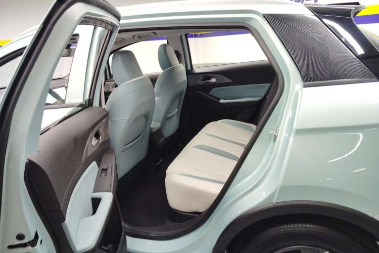 Used Geometry E Firefly 2024 401 km Fluorescent Right Rear Seat