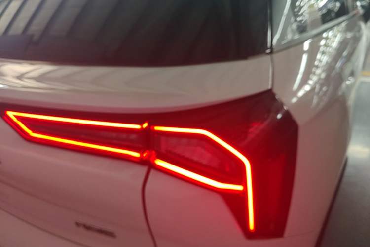 Used Geometry E Firefly 2024 401 km Fluorescent Right Rear Taillight