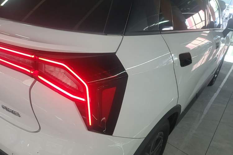 Used Geometry E Firefly 2024 401km Starlight Right Rear Taillight