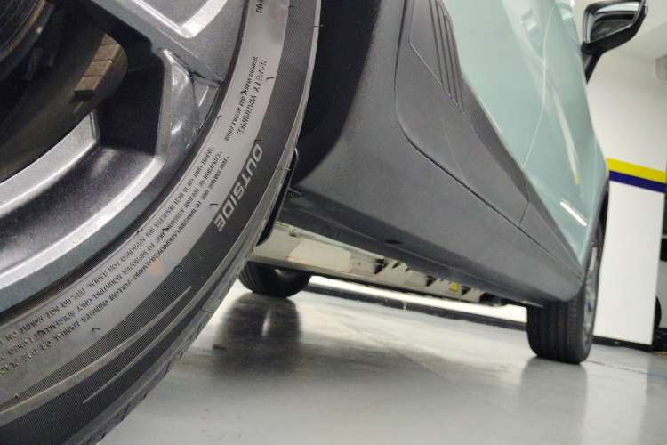 Used Geometry E Firefly 2024 401 km Fluorescent Right Side Sill