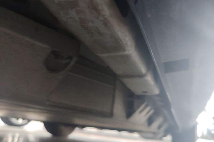 Used Geometry E Firefly 2024 401 km Fluorescent Right Side Sill