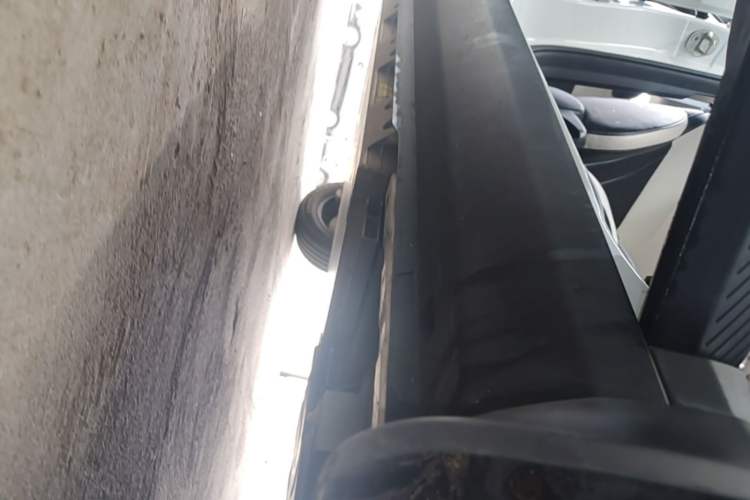Used Geometry E Firefly 2024 301km Starlight Right Side Sill