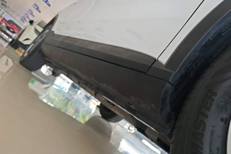Used Geometry E Firefly 2024 301km Starlight Right Side Sill