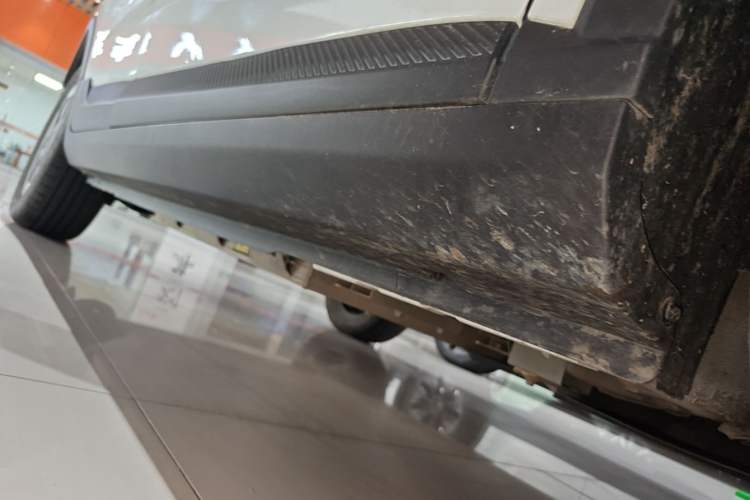 Used Geometry E Firefly 2024 301km Flowing Light Right Side Sill