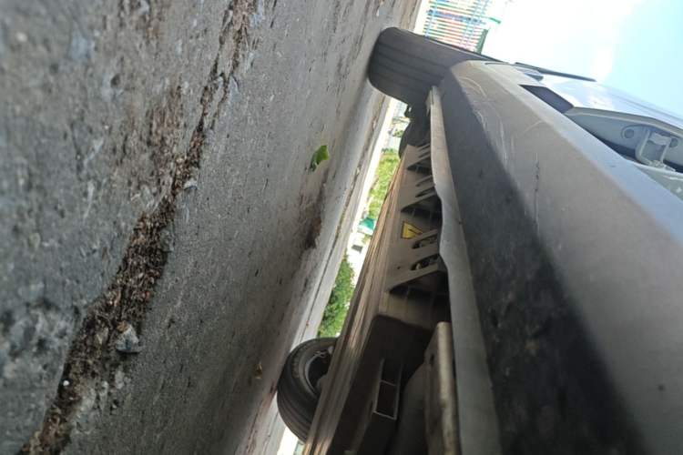 Used Geometry E Firefly 2024 301km Flowing Light Right Side Sill