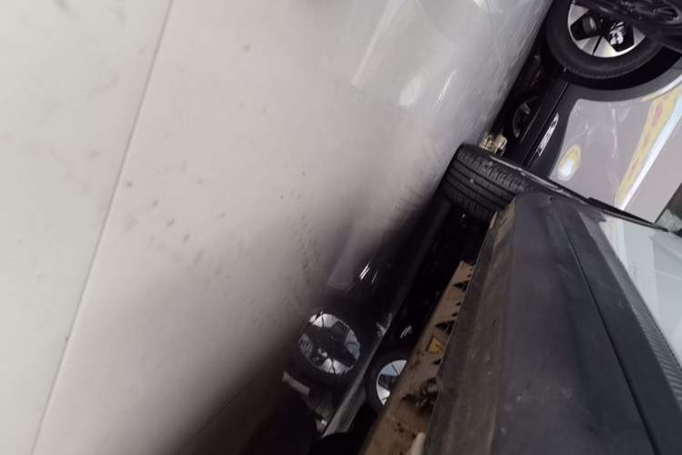 Used Geometry E Firefly 2024 301km Starlight Right Side Sill