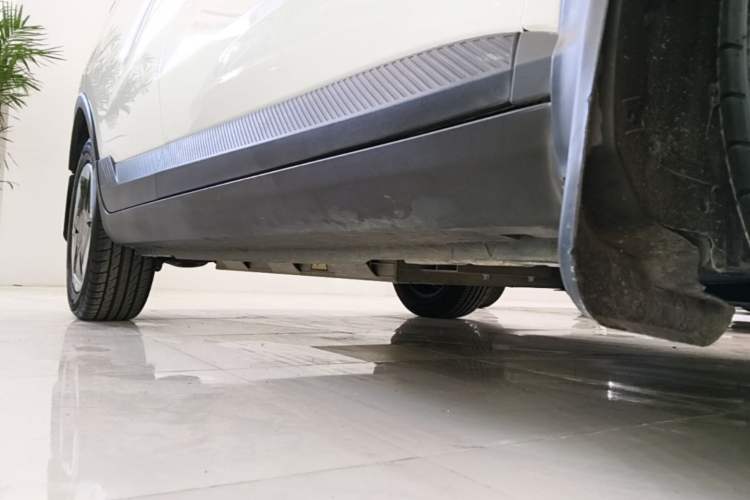 Used Geometry E Firefly 2024 301km Starlight Right Side Sill