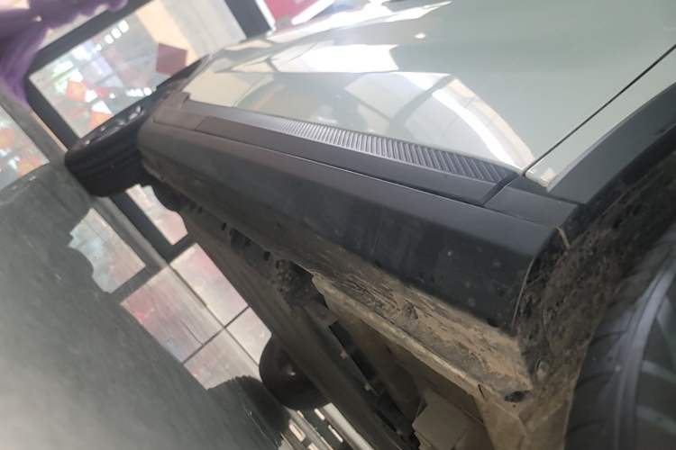 Used Geometry E Firefly 2024 401km Starlight Right Side Sill