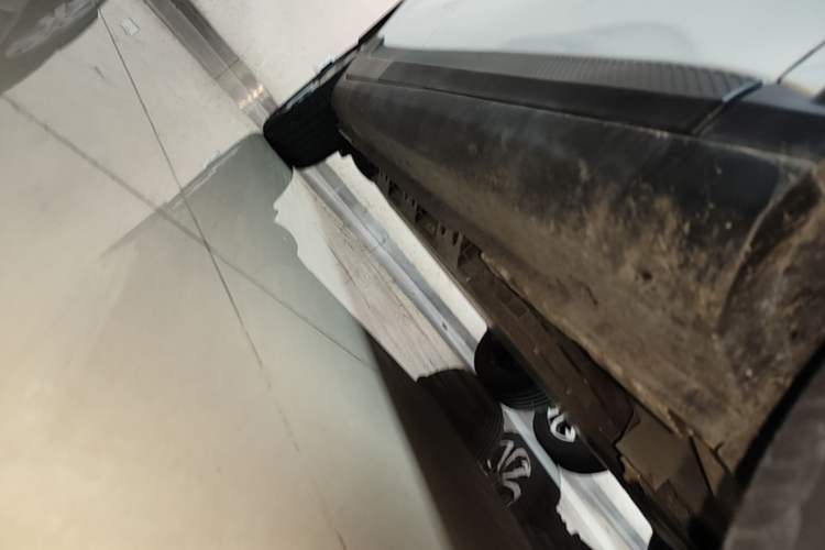 Used Geometry E Firefly 2024 301km Starlight Right Side Sill