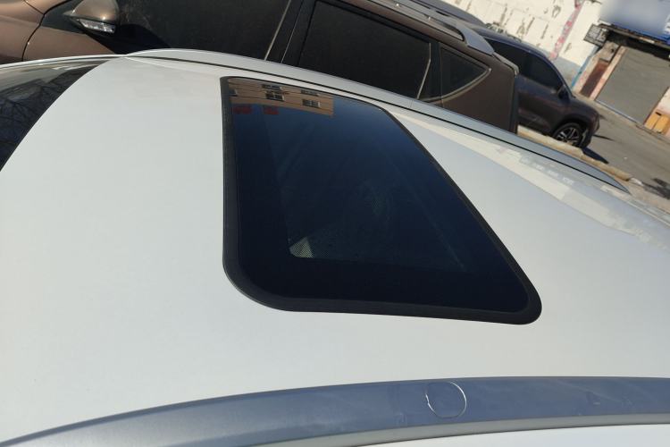 Used Geometry E Firefly 2024 401 km Fluorescent Roof