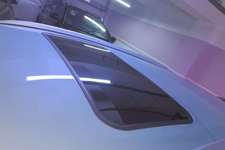 Used Geometry E Firefly 2024 401 km Fluorescent Roof