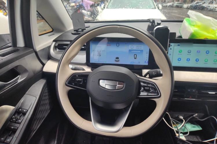 Used Geometry E Firefly 2024 401 km Fluorescent Steering Wheel