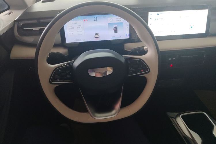 Used Geometry E Firefly 2024 401 km Fluorescent Steering Wheel