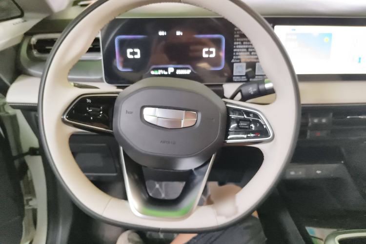 Used Geometry E Firefly 2024 401 km Fluorescent Steering Wheel