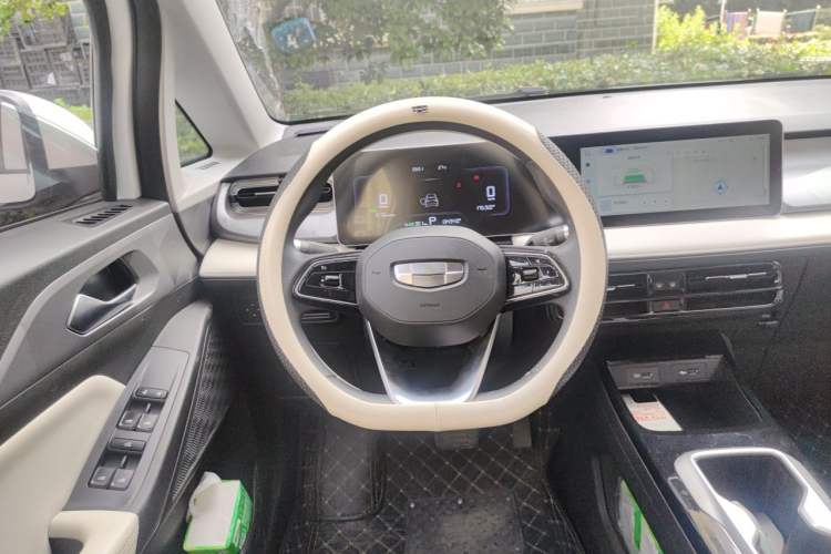 Used Geometry E Firefly 2024 301km Starlight Steering Wheel