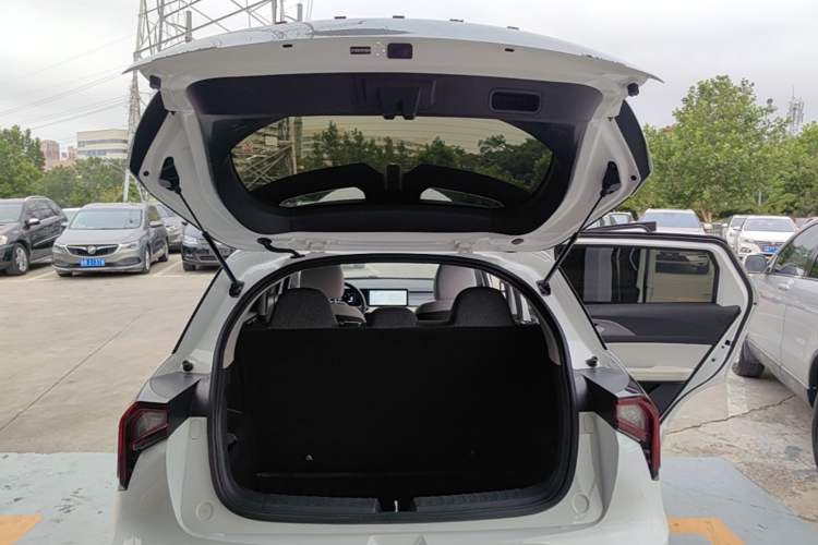 Used Geometry E Firefly 2024 301km Flowing Light Trunk