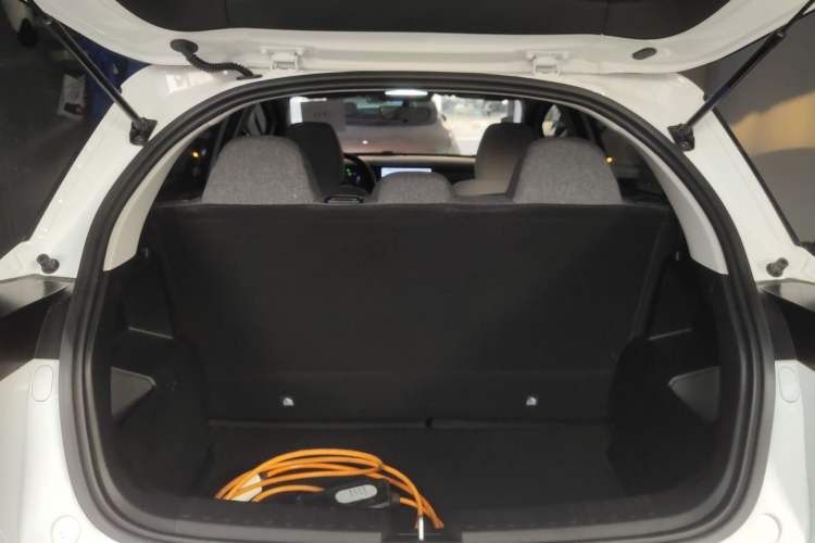 Used Geometry E Firefly 2024 301km Flowing Light Trunk