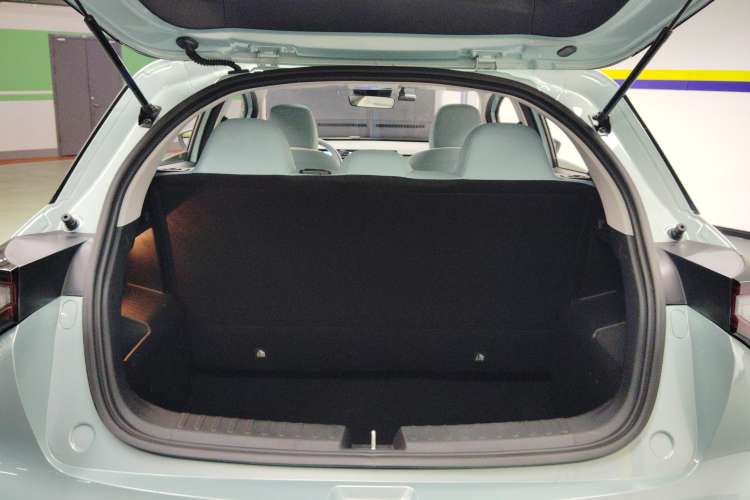 Used Geometry E Firefly 2024 401 km Fluorescent Trunk
