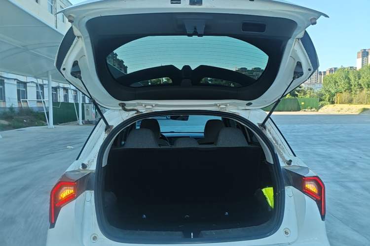 Used Geometry E Firefly 2024 301km Flowing Light Trunk