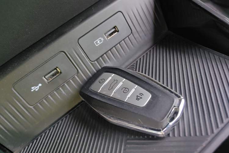 Used Geometry E Firefly 2024 301km Flowing Light Vehicle Key
